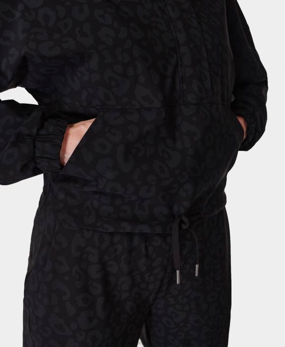 ropa estampado de leopardo en tono negro T28T566 capa intermedia explorer con media cremallera mujer Sweaty Betty